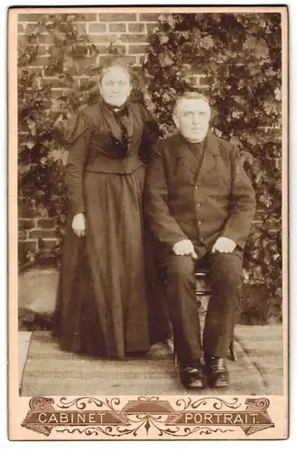 Fotografie Cabinet-Portrait, Ort unbekannt, Portrait älteres Paar in zeitgenössischer Kleidung