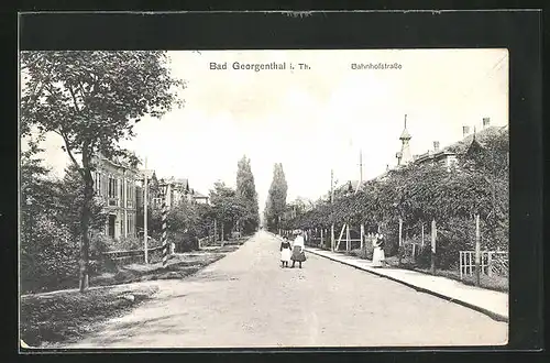 AK Bad Georgenthal i. Th., Bahnhofstrasse mit Frauen