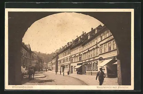 AK Waltershausen, Hauptstrasse mit Geschäften durch Klaustor