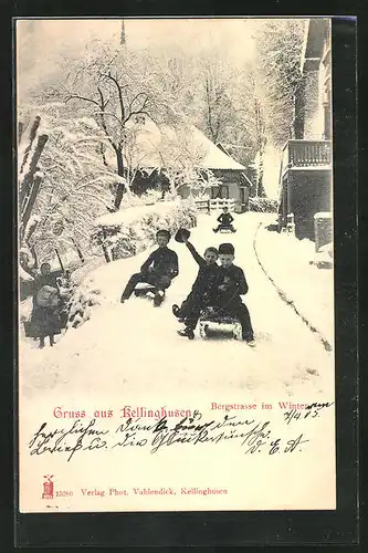 AK Kellinghusen, Bergstrasse im Winter, Knaben mit ihren Schlitten