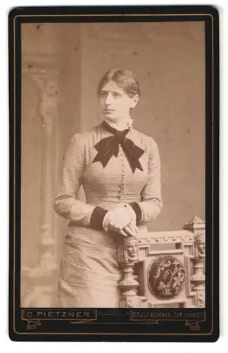 Fotografie C. Pietzner, Teplitz-Schönau, Portrait junge Dame in modischer Kleidung