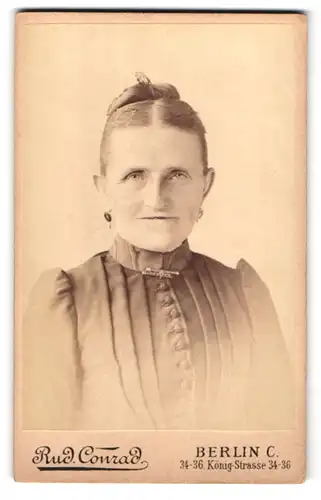 Fotografie Rud. Conrad, Berlin-C, König-Strasse 34-36, Portrait ältere Dame mit Hochsteckfrisur