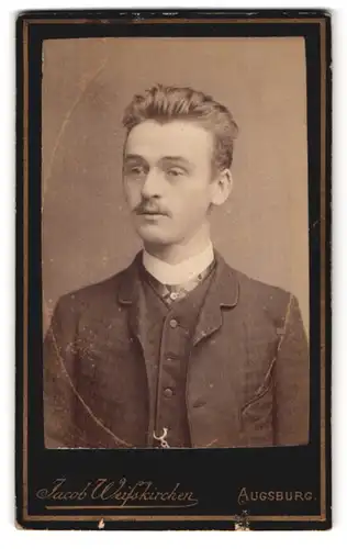 Fotografie Jacob Weisskirchen Augsburg, Portrait junger Herr in zeitgenössischer Kleidung
