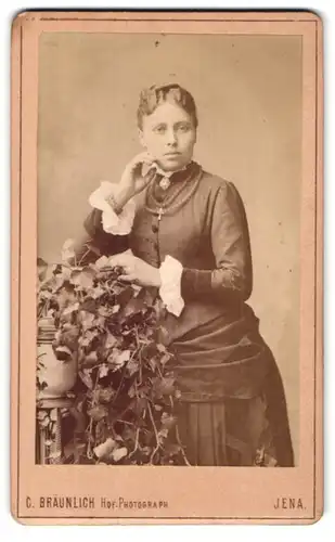 Fotografie C. Bräunlich, Jena, Am Holzmarkt, Portrait junge Dame in eleganter Kleidung