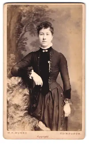 Fotografie W. K. Munro, Edinburgh, 58 Pittstreet, Portrait junge Dame in modischer Kleidung