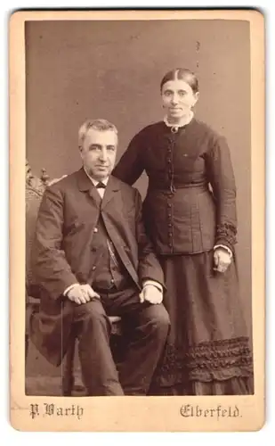 Fotografie P. Barth, Elberfeld, Herzogstrasse 4, Portrait älteres Paar in zeitgenössischer Kleidung