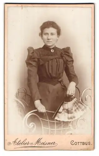 Fotografie M. Meisner, Cottbus, Schlosskirchplatz 4, Portrait junge Dame im schwarzen Kleid mit Fächer