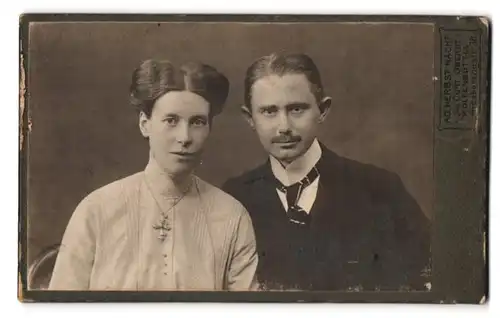 Fotografie Adolf Herbst Nachf., Wolfenbüttel, Lange Herzogstrasse 38, Portrait junges Paar in eleganter Kleidung