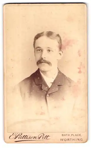 Fotografie E. Pattison Pett, Worthing, Portrait junger Herr mit Schnauzbart im Anzug