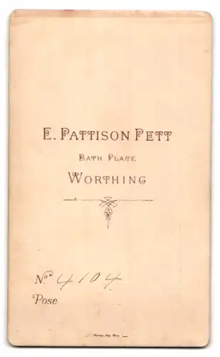 Fotografie E. Pattison Pett, Worthing, Portrait junger Herr mit Schnauzbart im Anzug