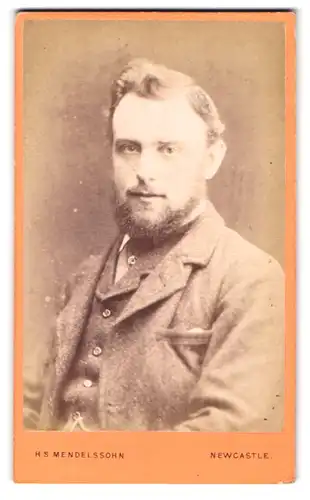 Fotografie H.S. Mendelssohn, Newcastle, 17 Oxford Street, Portrait junger Herr mit gepflegtem Vollbart