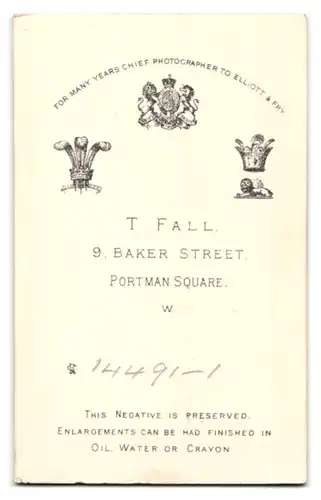 Fotografie T. Fall, London, 9 Baker Street, Portrait junger Herr mit langem Vollbart