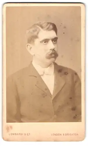 Fotografie Lombardi & Co., London, 13 Pall Mall East, Portrait Herr im Anzug mit Walross-Bart