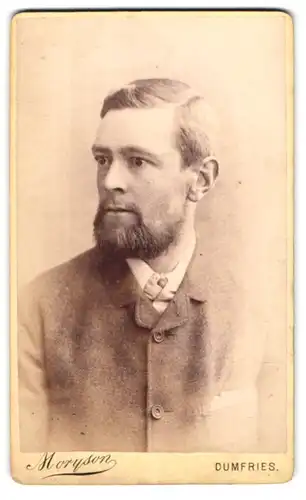 Fotografie Moryson's, Dumfries, Portrait junger Herr mit gepflegtem Vollbart
