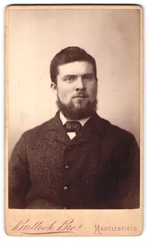 Fotografie Bullock Bros., Macclesfield, Portrait junger Herr mit Vollbart