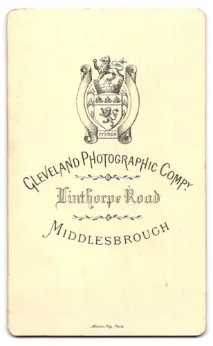 Fotografie Cleveland Photographic Company, Middlesbrough, junger Mann im Anzug mit Vollbart