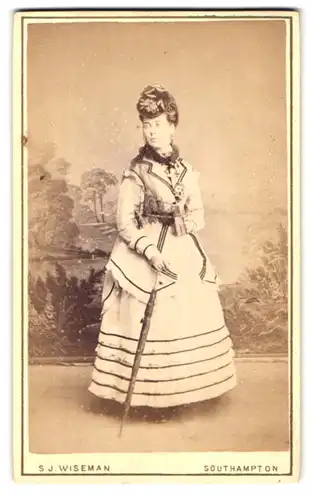 Fotografie S. J. Wiseman, Southampton, 15 Above Bar, Portrait hübsche junge Frau im Sommerkleid mit Hut und Regenschirm