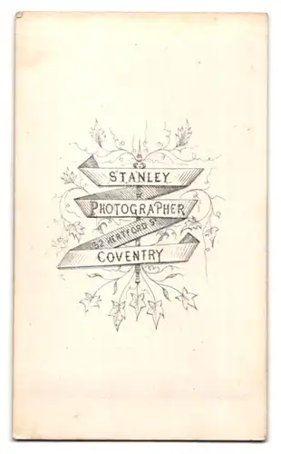 Fotografie Stanley, Coventry, 32 Fertford St., Portrait kleines Mädchen im karierten Sommerkleid