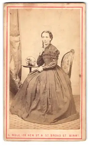 Fotografie C. Mole, Birmingham, 105 New Street, Portrait junge Frau im Biedermeierkleid mit Locken