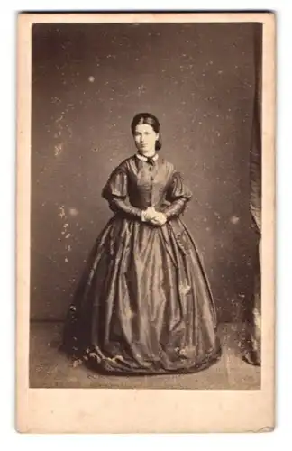 Fotografie London Stereoscopic a. Photographic Comp., London, 54 Cheapside, Portrait Mary Gilbert im Biedermeierkleid