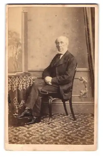 Fotografie Henry Death, Camberwell, 5 Addington Road, Portrait älterer Herr im Anzug mit Chin-Strap Bart