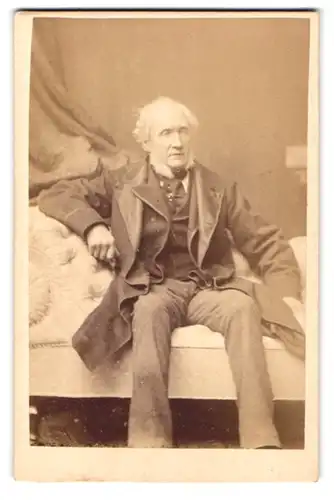 Fotografie Dickinson Brothers, London, 114 New Bond Street, Portrait alter Mann im Anzug mit Backenbart