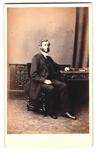 Fotografie G. & R. Lavis, London, 135 Regent Street, Portrait Mann im Anzug mit Backenbart