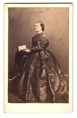Fotografie G. & R. Lavis, London, 135 Regent Street, Portrait Dame im Biedermeierkleid mit zurückgebundenen Haaren
