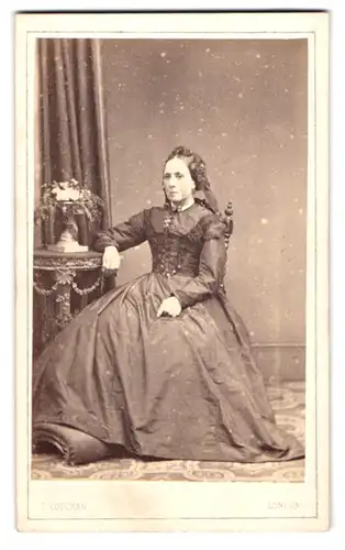 Fotografie T. Coleman, London, 19 Brunswick Place, Portrait Dame im Biedermeierkleid mit Kopfschmuck