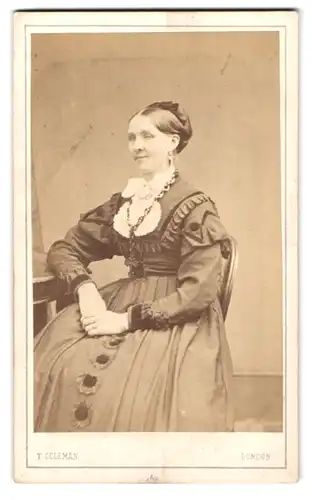 Fotografie T. Coleman, London, 19 Brunswick Place, Portrait ältere Dame Biedermeierkleid mit Rüschenkragen