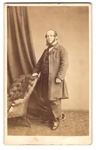 Fotografie London Portrait Company, London, 68 Cheapside, Portrait Herr im Anzug mit Mantel und Chin-Strap Bart