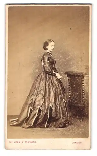Fotografie Mc Lean, London, 7 Haymarket, Portrait junge Frau im seidenen Kleid mit Zopf