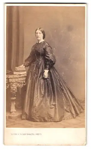 Fotografie Horne & Thornthwaite, London, 121 Newgate St., Portrait Frau im Biedermeierkleid mit Kette
