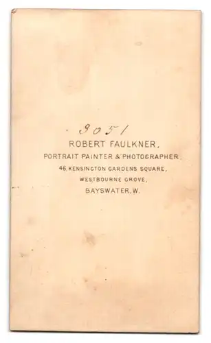 Fotografie Robert Faulkner, Bayswater, 46 Kensington Gardens Square, Portrait junger Mann im Anzug mit Fliege