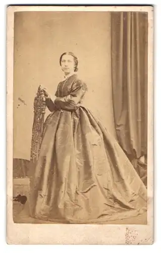 Fotografie C. Hood, London, 138 Camberwell Rd., Portrait junge Frau im marmorierten Kleid mit zurückgebundenem Haar