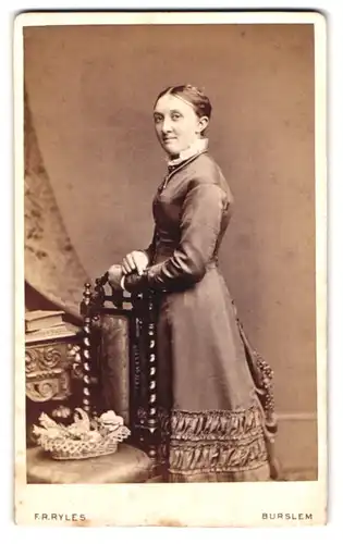 Fotografie F. R. Ryles, Burslem, 260 Waterloo Road, Portrait junge Frau im züchtigen Kleid mit zurückgebundenen Haaren