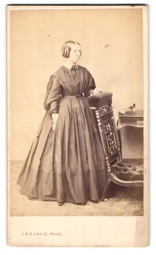 Fotografie C. & R. Lavis, London, 135 Regent St., Portrait Frau im Biedermeierkleid mit Zöpfen
