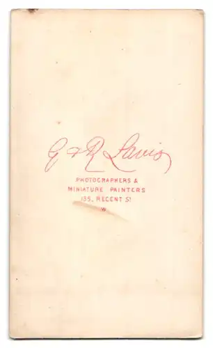 Fotografie C. & R. Lavis, London, 135 Regent St., Portrait Frau im Biedermeierkleid mit Zöpfen