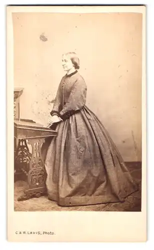 Fotografie C. & R. Lavis, London, 135 Regent Street, Portrait junge Frau im Stoffkleid mit zurückgebundenen Haaren