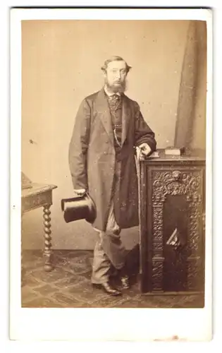 Fotografie C. & R. Lavis, London, 135 Regent Street, Portrait Herr im Anzug mit Zylinder und Vollbart