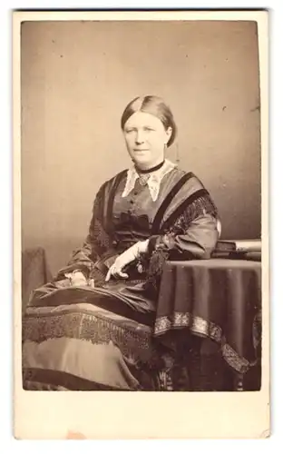 Fotografie Herbert WAtzing, London, 215 Regent St., Portrait Dame in Kleid mit Fransen und Rüschenkragen