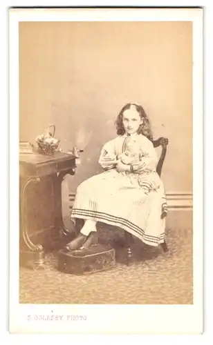 Fotografie S. Oglesby, Llandudno, Portrait Mädchen im gestreiften Sommerkleid mit Locken und Katze auf dem Schoss