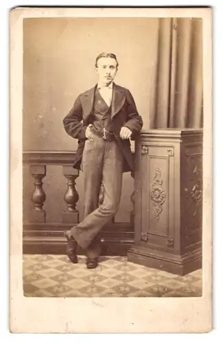 Fotografie J. Miller, Camden Town, 45 High Street, Portrait knabenhafter junger Mann im Anzug mit Weste