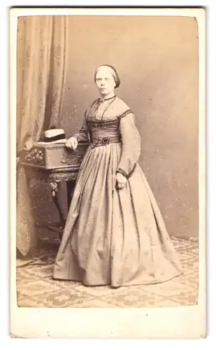 Fotografie M. Guttenberg, Clifton, 29 Triangle Queens Rd., Portrait Dame im Biedermeierkleid mit Sommerhut