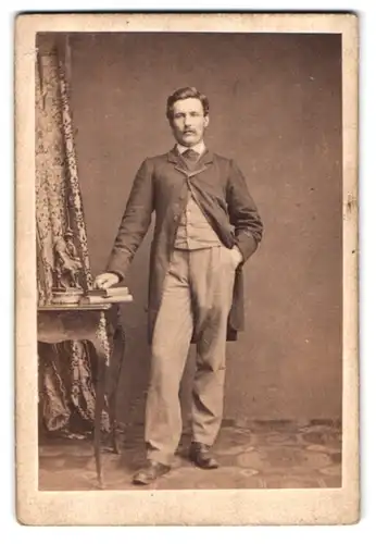 Fotografie John & Cha. Watkins, London, 34 Parliament St., Portrait Mann im schlichten Anzug mit Schnauzbart