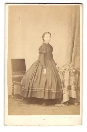 Fotografie Rousseau and Dendy, Peckham, 28 Hanover St., Portrait junges Mädchen im Biedermeierkleid mit Zopf