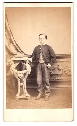 Fotografie T. Jee, London, 4 Deptford Bridge, Portrait kleiner Junge im Sonntagsanzug mit Tweedhose