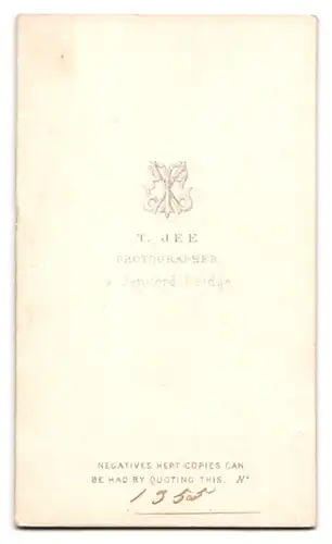 Fotografie T. Jee, London, 4 Deptford Bridge, Portrait kleiner Junge im Sonntagsanzug mit Tweedhose