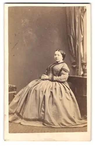 Fotografie F. Joubert, Bayswater, 36 Porchester Terrace, Portrait korpulente Frau im Biedermeierkleid mit Halskette