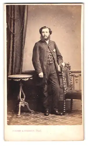 Fotografie Turner & Everitt, Islington, 17 Upper Street, Portrait Herr im Anzug mit Vollbart